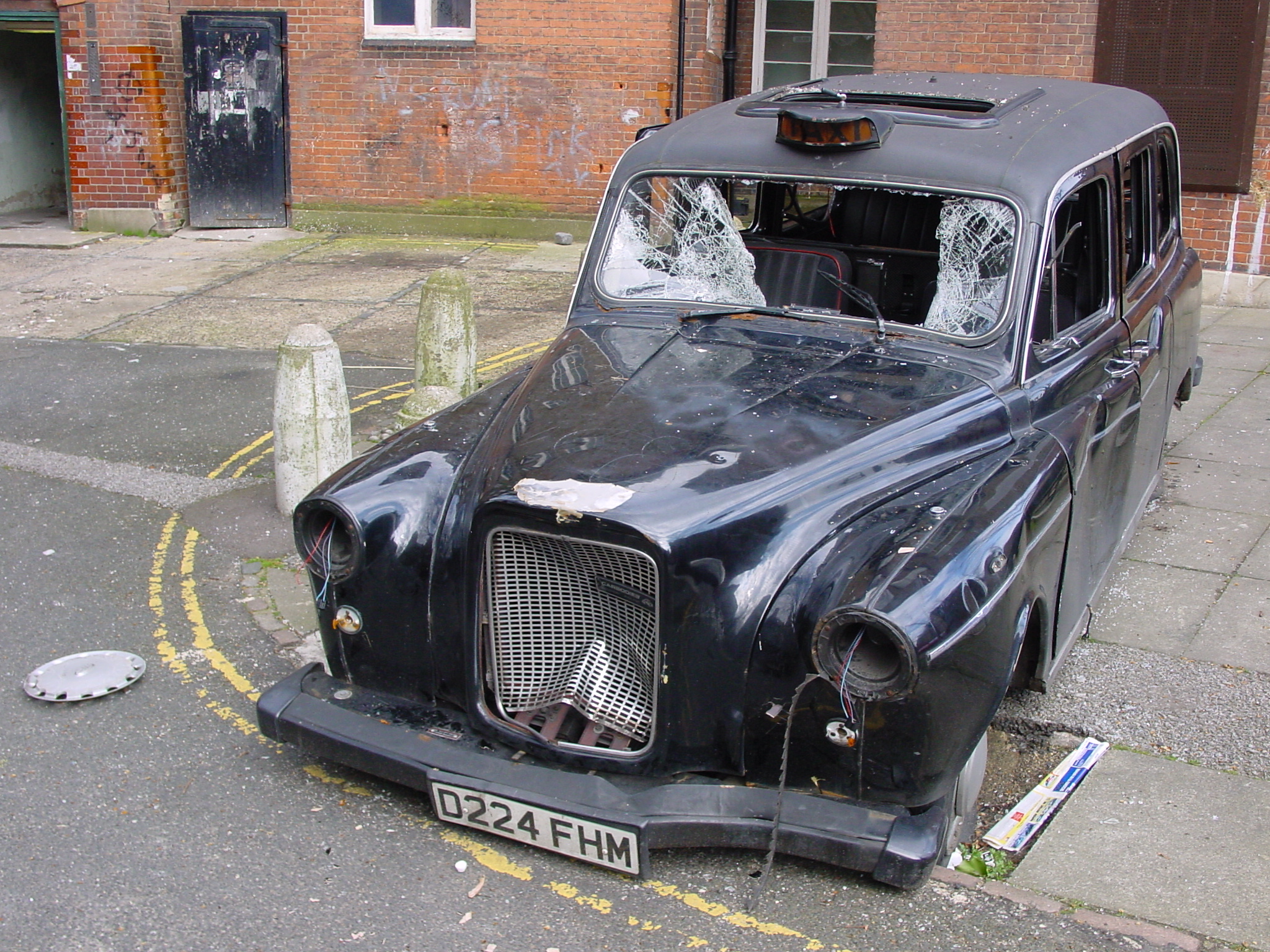 Smashed up taxi, off Rochelle Street, 16 Apr 2001